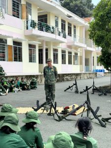 Học bắn súng trên thao trường