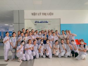 Sinh viên Trường Cao đẳng Y khoa Phạm Ngọc Thạch chuyên ngành Phục hồi chức năng đi thực tập tại bệnh viện