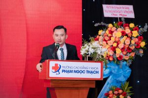 Bùi Văn Tự – Chủ tịch HĐQT Trường Cao đẳng Y khoa Phạm Ngọc Thạch lên phát biểu tại buổi lễ