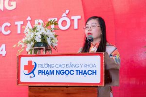 Nguyễn Thị Nhàn – Phó Hiệu trưởng Nhà trường lên công bố quyết định trao thưởng cho các sinh viên đã có thành tích xuất sắc, đạt kết quả học tập tốt