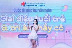 “Đi giữa trời rực rỡ” được thể hiện bởi bạn Đàng Nữ Hoàng Gia