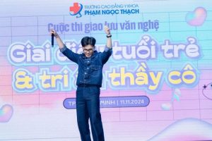 Sinh viên Nguyễn Thành Nhựt thể hiện ca khúc “Hẹn gặp em dưới ánh trăng”