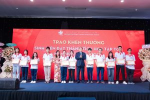 Đại diện Nhà trường lên trao giải cho các sinh viên đạt thành tích xuất sắc