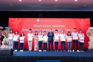 Trao phần thưởng cho sinh viên có thành tích xuất sắc